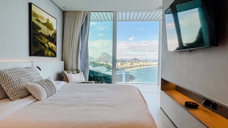 Ático dúplex con piscina infinita y vistas panorámicas al mar