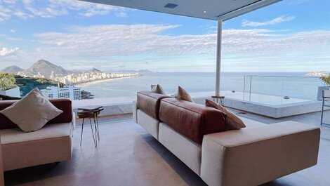 Ático dúplex con piscina infinita y vistas panorámicas al mar
