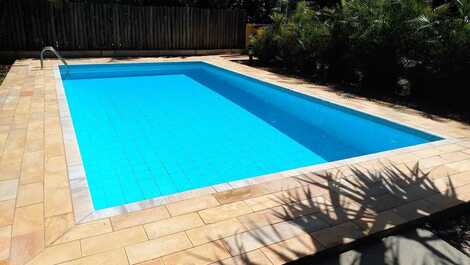 Casa 4 dorms. sendo 3 suítes para até 14 pessoas