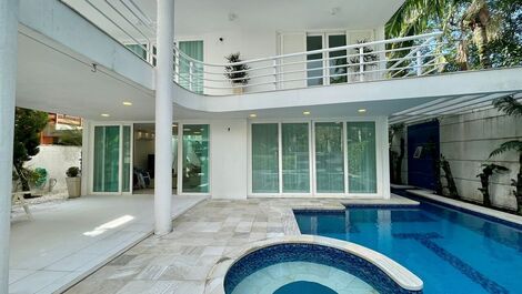 Mansão pé na areia de 6 suítes na Riviera de São Lourenço