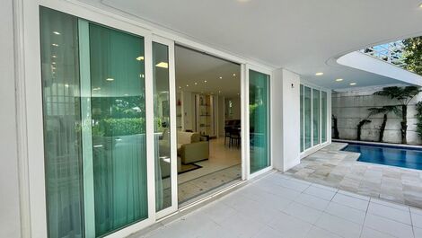 Mansão pé na areia de 6 suítes na Riviera de São Lourenço