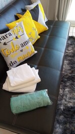 Recebo sua família com todo carinho e respeito. sofá cama p até duas pessoas porte pequeno, médio ...roupas de cama e banho sempre super limpinho a sua disposição 