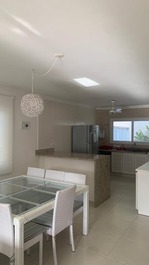 Cozinha e sala de jantar 