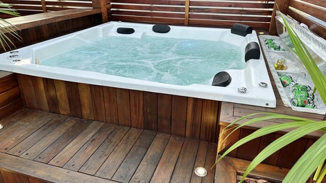 Jacuzzi/spa com cromoterapia, 3 tipos diferentes de hidromassagem e barzinho ao lado. aquecida nessa foto em 34 graus. porém ela aquece até 45 graus. uma delícia para um banho tranquilo e relaxante!