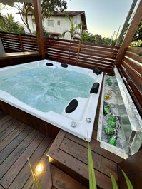 Jacuzzi/spa com cromoterapia, 3 tipos diferentes de hidromassagem e barzinho ao lado. aquecida nessa foto em 34 graus. porém ela aquece até 45 graus. uma delícia para um banho tranquilo e relaxante!