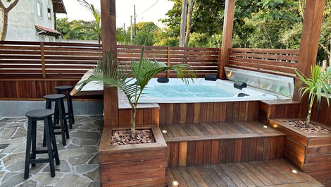 Jacuzzi/spa com cromoterapia, 3 tipos diferentes de hidromassagem e barzinho ao lado. aquecida nessa foto em 34 graus. porém ela aquece até 45 graus. uma delícia para um banho tranquilo e relaxante!