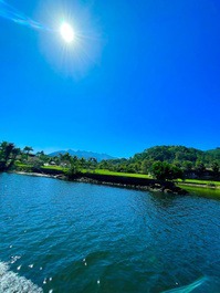 Vista do rio pra o resort