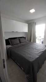 Quarto cama king com sacada.