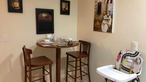 Mesa auxiliar do café