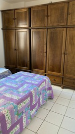 Quarto com 2 camas de solteiro 