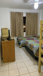 Suíte com 1 cama de casal, 1 beliche, 1 cama de solteiro 