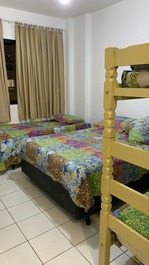 Suíte com 1 cama de casal, 1 beliche, 1 cama de solteiro 