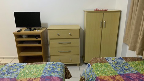 Suíte com 1 cama de casal, 1 beliche, 1 cama de solteiro 