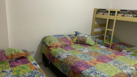 Suíte com 1 cama de casal, 1 beliche, 1 cama de solteiro 