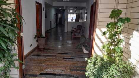 Corredor entrada prédio. 