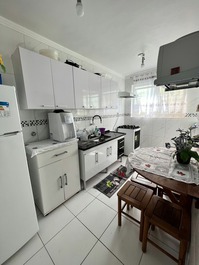 Cozinha toda equipada, fogão moderno, purificador agua , microondas , geladeira e utensílios novos…