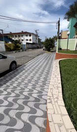 Rua na frente condomínio 