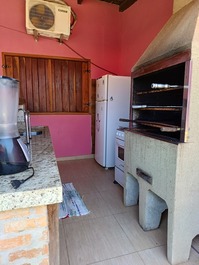 Área de churrasqueira e utensílios 