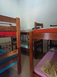 O quarto com 3 beliches 