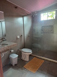 Banheiro fica na varanda da casa