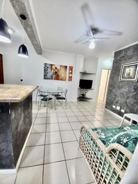 Sala ampla com sofá-cama, ar condicionado, wi-fi 200mb, tv a cabo e sacada com vista para o mar