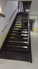 Escada de acesso ao apto.