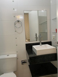 APARTAMENTO DIFERENCIADO, BOMBINHAS, SC, 04 AR, WI-FI, 80mts.praia-ma103