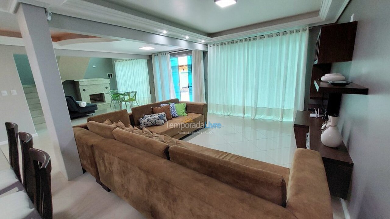 Casa para aluguel de temporada em Bombinhas (Praia de Bombas)