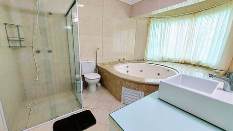 CASA BEIRA MAR DE BOMBAS COM PISCINA, ÁREA DE CHURRASCO, 03 SUÍTES