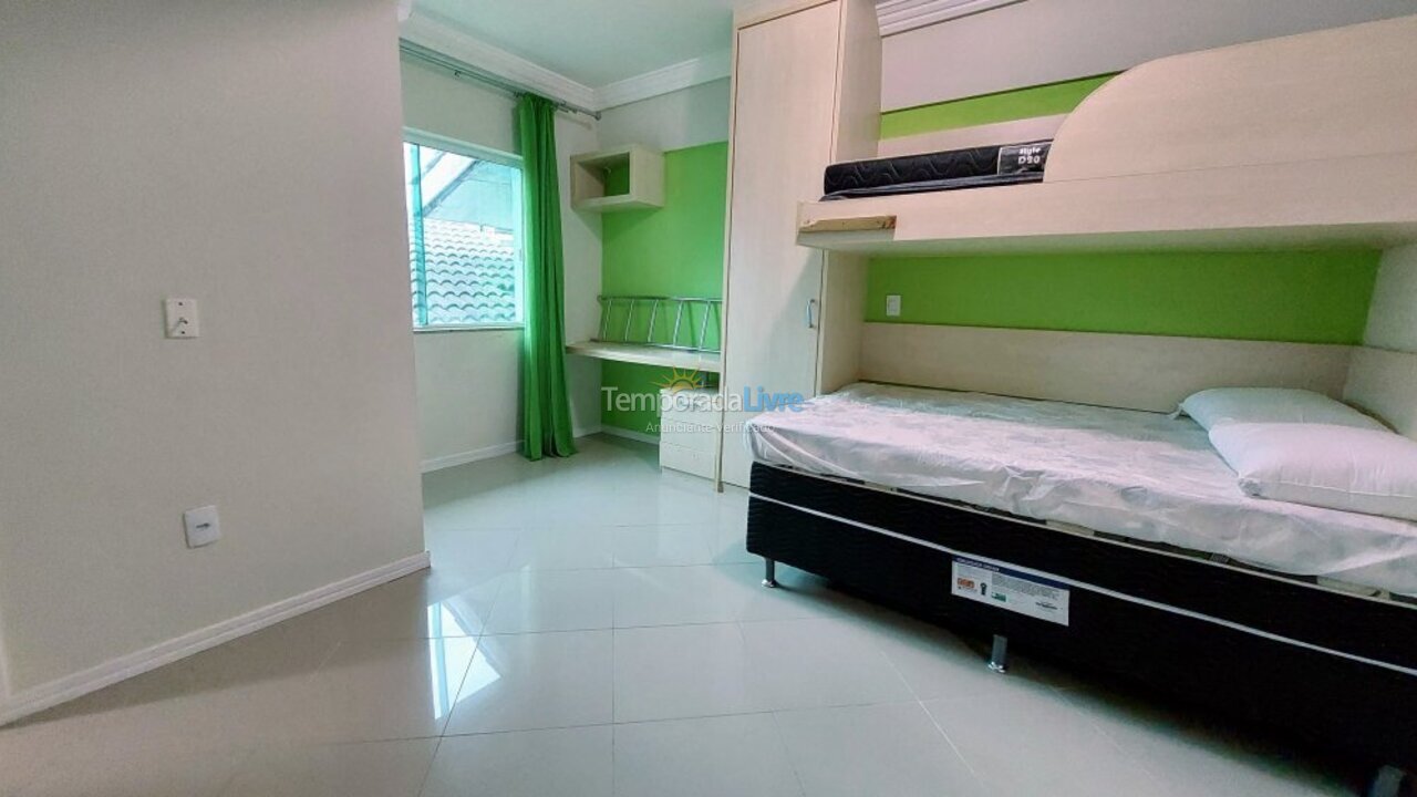Casa para aluguel de temporada em Bombinhas (Praia de Bombas)