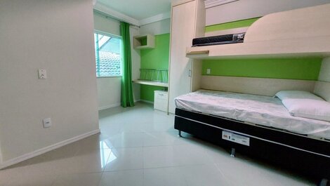 CASA BEIRA MAR DE BOMBAS COM PISCINA, ÁREA DE CHURRASCO, 03 SUÍTES