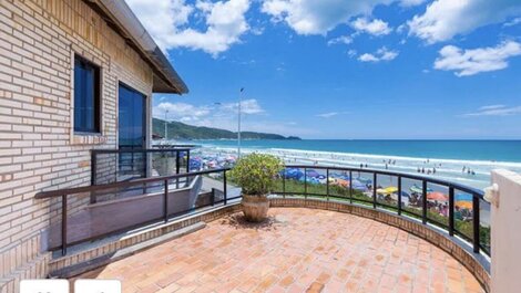 House by the sea with 5 suites