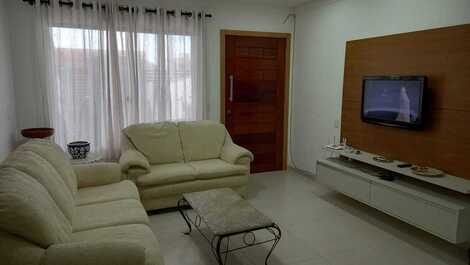 Lindo Geminado com Ac na suite, Wi-Fi, + 2 quartos, churrasqueira