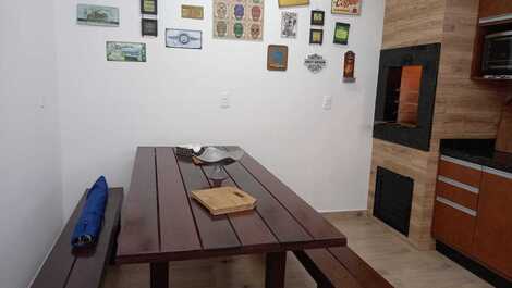 Lindo Geminado com Ac na suite, Wi-Fi, + 2 quartos, churrasqueira