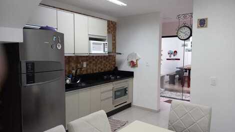 Lindo Geminado com Ac na suite, Wi-Fi, + 2 quartos, churrasqueira