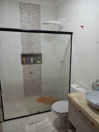 Lindo Geminado com Ac na suite, Wi-Fi, + 2 quartos, churrasqueira