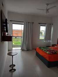 Lindo Geminado com Ac na suite, Wi-Fi, + 2 quartos, churrasqueira