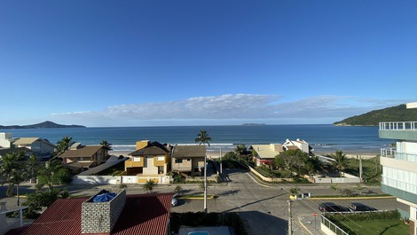 Cobertura a 50 metros do mar em Canto Grande (mar de fora)