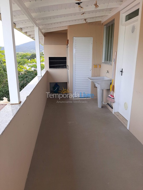 Apartamento para aluguel de temporada em Governador Celso Ramos (Praia de Palmas)