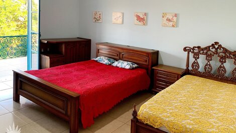 Quarto com uma cama de casal e uma de solteiro