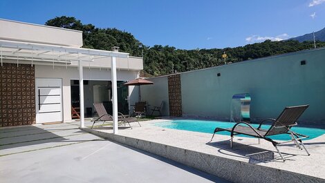 Beautiful House with Swimming Pool, Barbecue, Wifi, 700m from Massaguaçu Beach