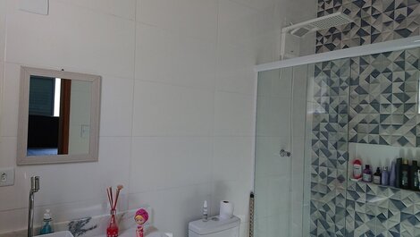 Beautiful House with Swimming Pool, Barbecue, Wifi, 700m from Massaguaçu Beach