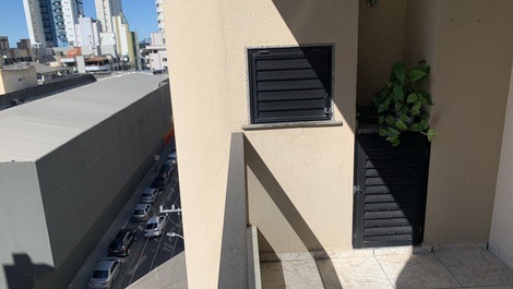 APTO NO CORAÇÃO DA MEIA PRAIA