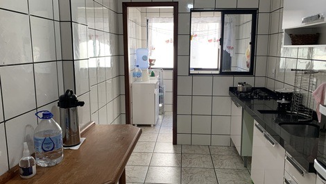 APTO NO CORAÇÃO DA MEIA PRAIA