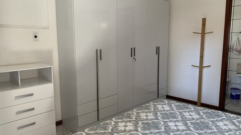 APTO NO CORAÇÃO DA MEIA PRAIA