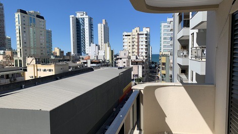 APTO NO CORAÇÃO DA MEIA PRAIA