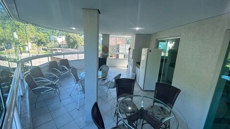 Grande sacada com churrasqueira 