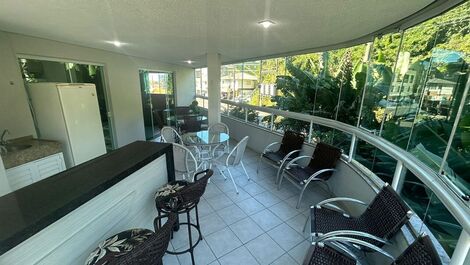 De frente para a rua com cortina de vidro 