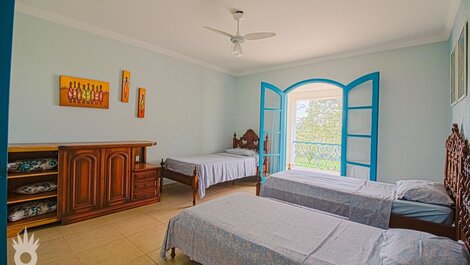 Quarto triplo com três camas de solteiro