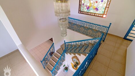 Escada da sala de estar de acesso aos quartos